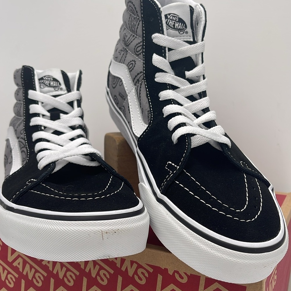 Vans Men’s Sk8-Hi Paisley Gray/True White
VN0005U9BGJ
Sneakerss - Picture 6 of 16
